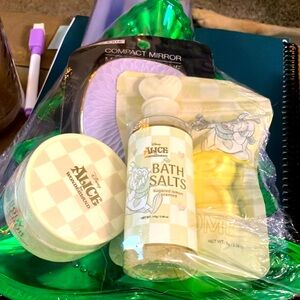 Body Scrub and Bath Bomb Set